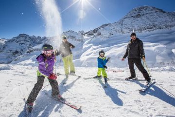 Famille-ski-Hautes-Pyrenees